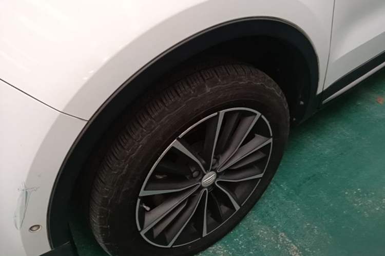 Used Geely Auto Emgrand X7 Sport 2018 1.8TD Automatic Two-Wheel Drive ZhiZun Model with 4G Connectivity Left Front Wheel Hub