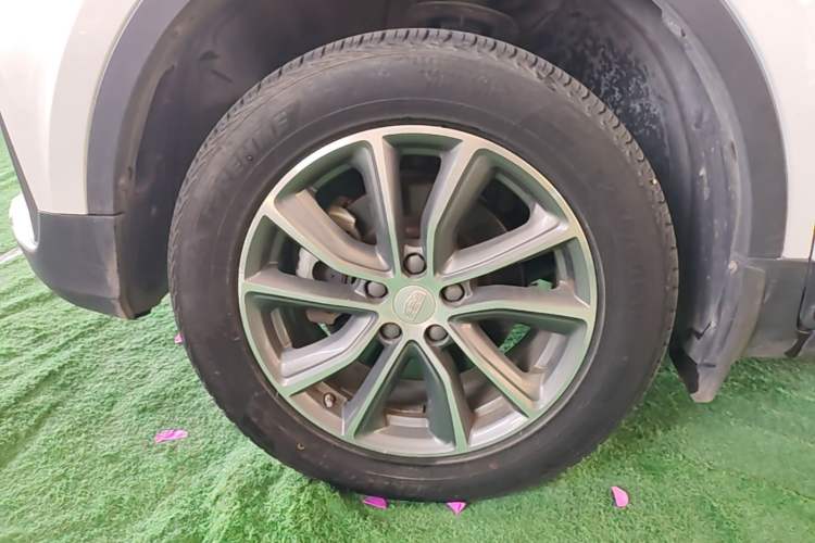 Used Geely Auto Emgrand X7 Sport 2018 1.8TD Automatic Two-Wheel Drive Smart Connect 4G Internet Edition Left Front Wheel Hub