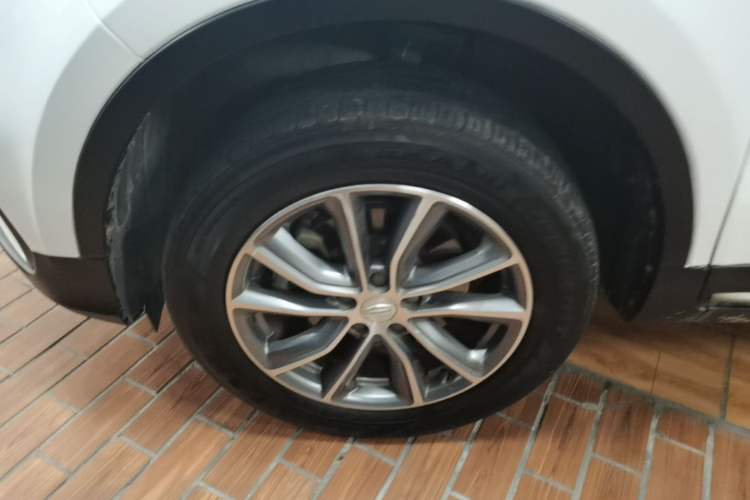 Used Geely Auto Emgrand X7 Sport 2018 1.8TD Automatic Two-Wheel Drive Smart Connect 4G Internet Edition Left Front Wheel Hub