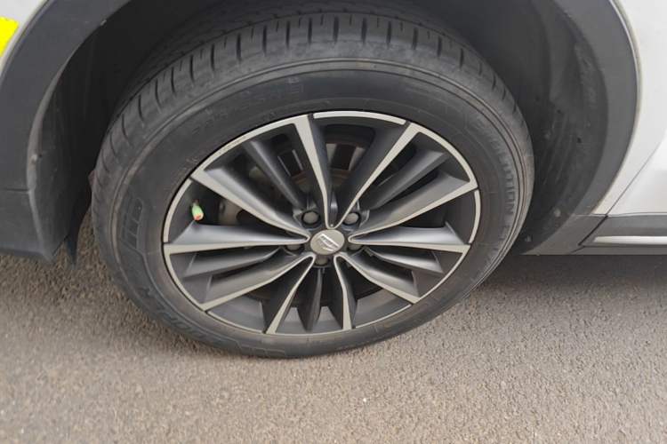 Used Geely Auto Emgrand X7 Sport 2018 1.8TD Automatic Two-Wheel Drive ZhiZun Model with 4G Connectivity Left Front Wheel Hub