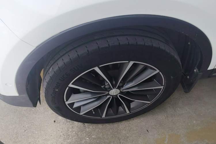 Used Geely Auto Emgrand X7 Sport 2018 1.8TD Automatic Two-Wheel Drive ZhiZun Model with 4G Connectivity Left Front Wheel Hub
