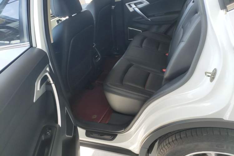 Used Geely Auto Emgrand X7 Sport 2018 1.8TD Automatic Two-Wheel Drive Smart 4G Connected Version Left Rear Seat