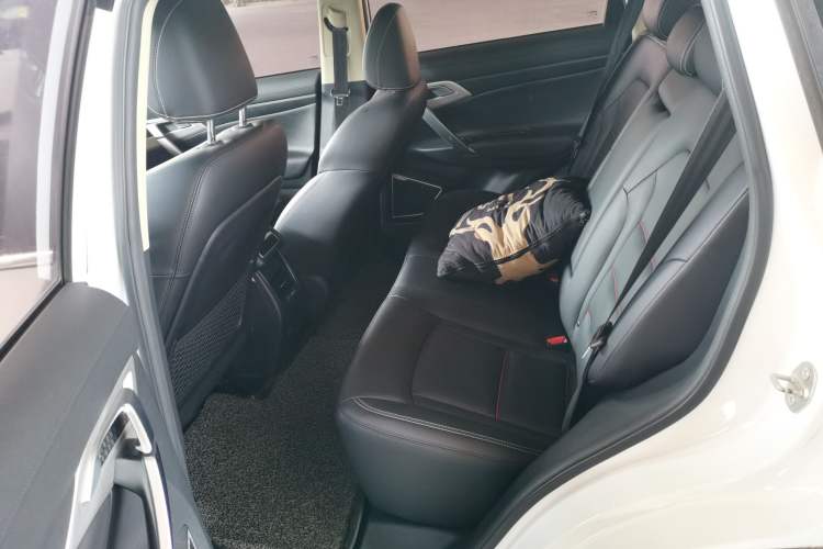Used Geely Auto Emgrand X7 Sport 2018 Revised Version 1.8TD Automatic Two-Wheel Drive Smart Connectivity 4G-Enabled Edition Left Rear Seat