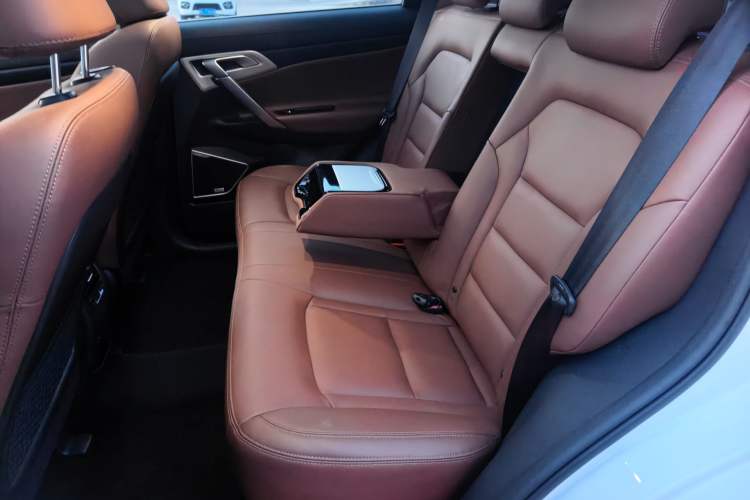 Used Geely Auto Emgrand X7 Sport 2018 1.8TD Automatic Two-Wheel Drive ZhiZun Model with 4G Connectivity Left Rear Seat