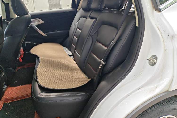Used Geely Auto Emgrand X7 Sport 2018 1.8TD Automatic Two-Wheel Drive Smart Connect 4G Internet Edition Left Rear Seat