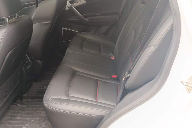Used Geely Auto Emgrand X7 Sport 2018 1.8TD Automatic Two-Wheel Drive Smart Connect 4G Internet Edition Left Rear Seat