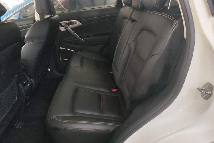 Used Geely Auto Emgrand X7 Sport 2018 1.8TD Automatic Two-Wheel Drive Smart Connect 4G Internet Edition Left Rear Seat