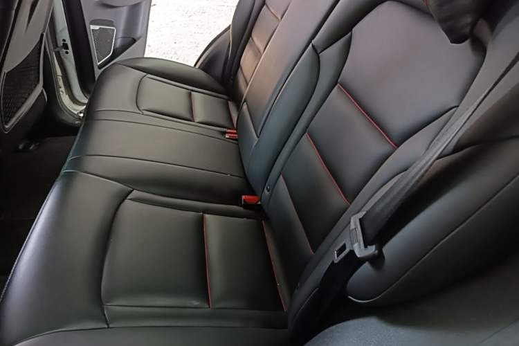 Used Geely Auto Emgrand X7 Sport 2018 Revised Version 1.8TD Automatic Two-Wheel Drive Smart Connectivity 4G-Enabled Edition Left Rear Seat