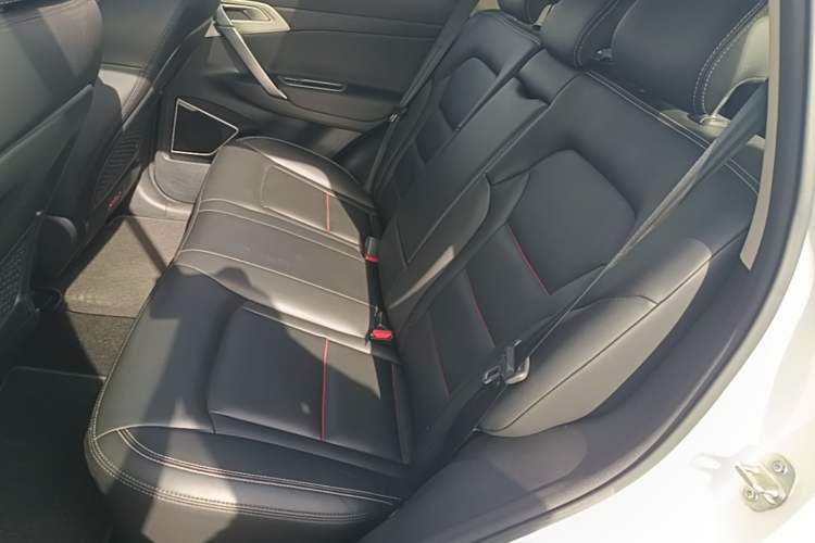 Used Geely Auto Emgrand X7 Sport 2018 1.8TD Automatic Two-Wheel Drive Smart Connect 4G Internet Edition Left Rear Seat
