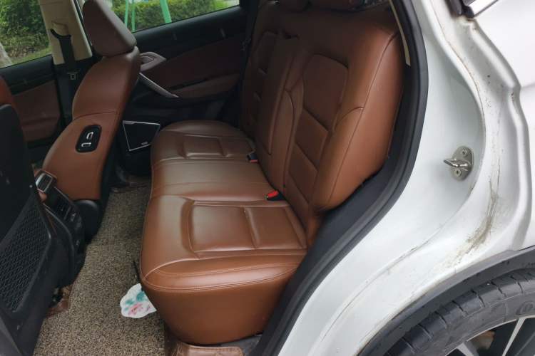 Used Geely Auto Emgrand X7 Sport 2018 1.8TD Automatic Two-Wheel Drive ZhiZun Model with 4G Connectivity Left Rear Seat