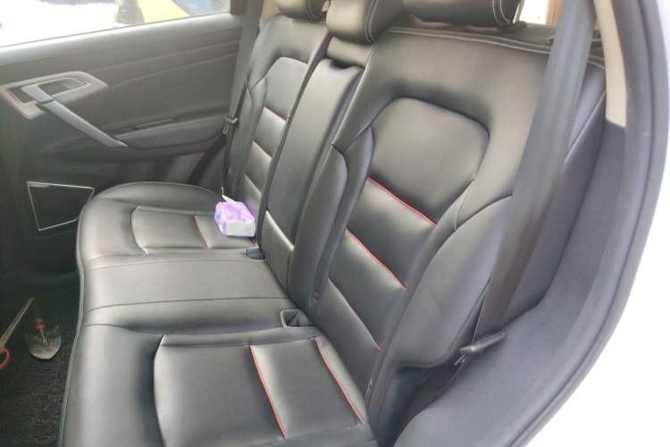 Used Geely Auto Emgrand X7 Sport 2018 Revised Version 1.8TD Automatic Two-Wheel Drive Smart Connectivity 4G-Enabled Edition Left Rear Seat