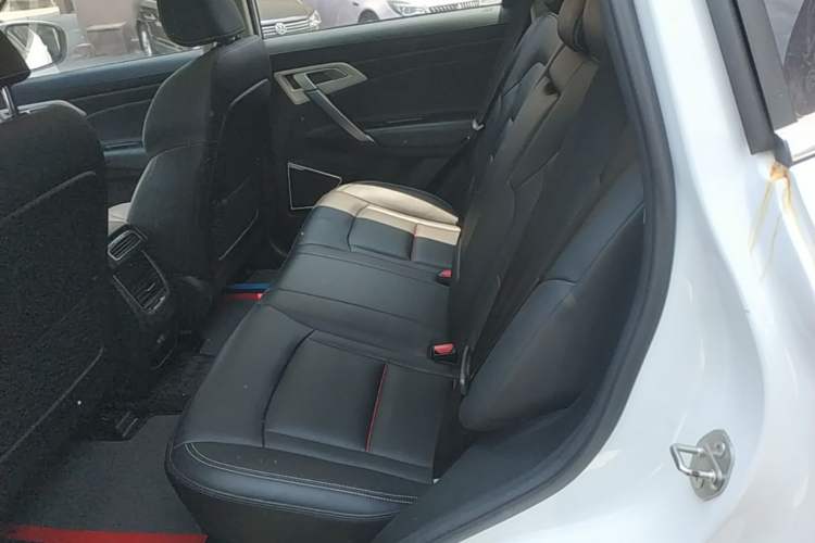 Used Geely Auto Emgrand X7 Sport 2018 1.8TD Automatic Two-Wheel Drive Smart Connect 4G Internet Edition Left Rear Seat
