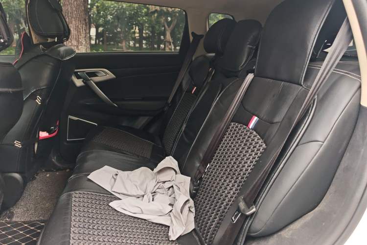 Used Geely Auto Emgrand X7 Sport 2018 1.8TD Automatic Two-Wheel Drive Smart Connect 4G Internet Edition Left Rear Seat
