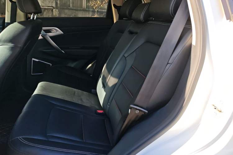 Used Geely Auto Emgrand X7 Sport 2018 1.8TD Automatic Two-Wheel Drive Smart Connect 4G Internet Edition Left Rear Seat