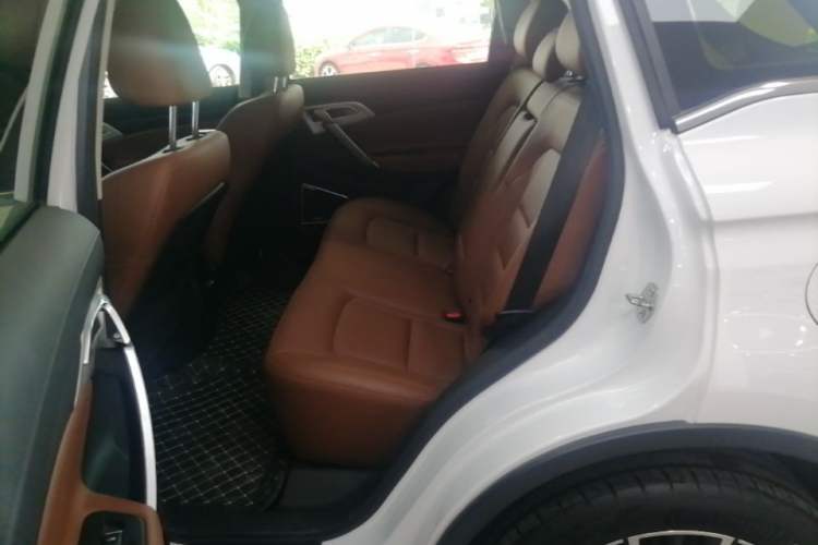Used Geely Auto Emgrand X7 Sport 2018 1.8TD Automatic Two-Wheel Drive ZhiZun Model with 4G Connectivity Left Rear Seat