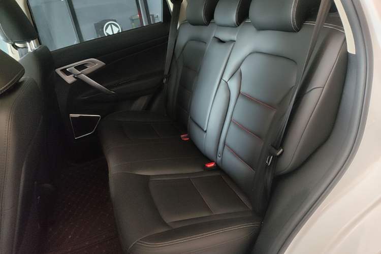 Used Geely Auto Emgrand X7 Sport 2018 1.8TD Automatic Two-Wheel Drive Smart Connect 4G Internet Edition Left Rear Seat