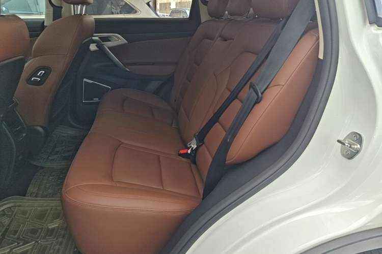 Used Geely Auto Emgrand X7 Sport 2018 1.8TD Automatic Two-Wheel Drive ZhiZun Model with 4G Connectivity Left Rear Seat