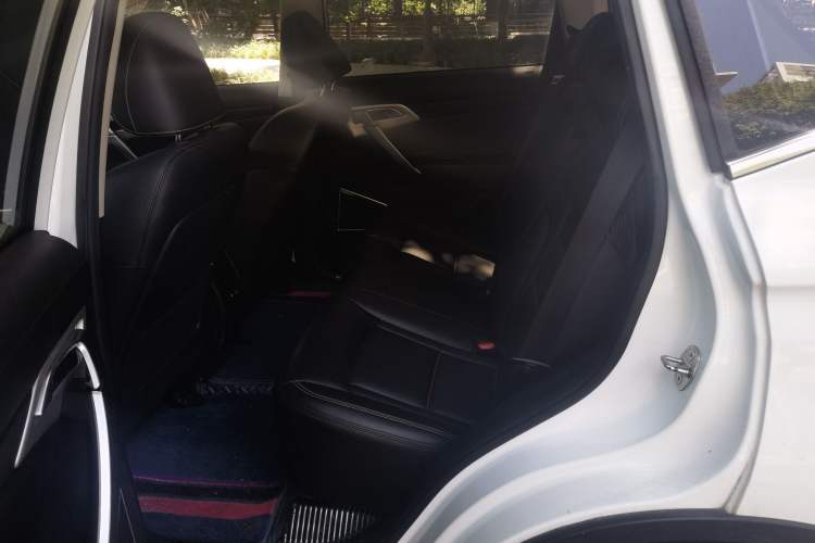 Used Geely Auto Emgrand X7 Sport 2018 1.8TD Automatic Two-Wheel Drive ZhiZun Model with 4G Connectivity Left Rear Seat