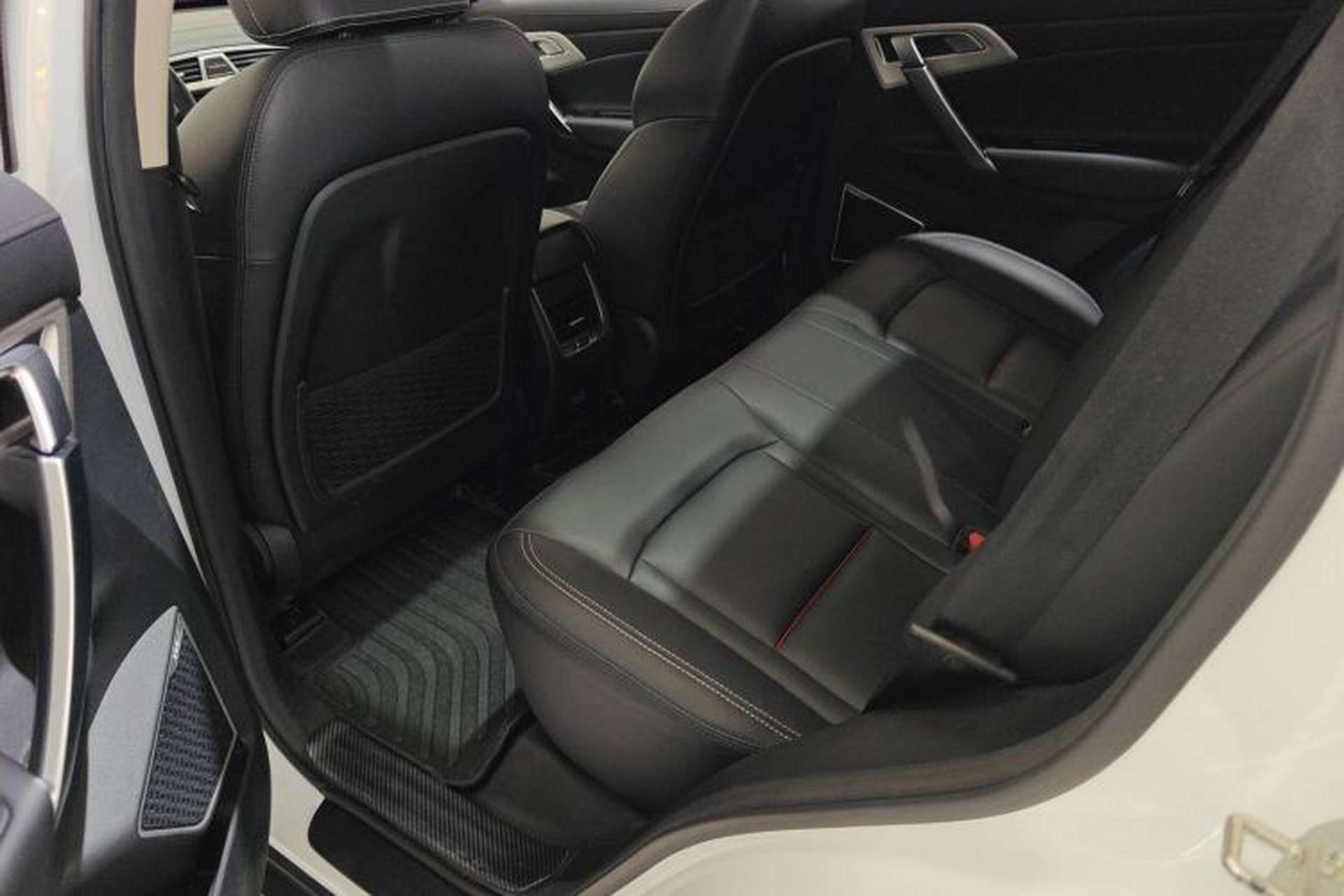 Used Geely Auto Emgrand X7 Sport 2018 1.8TD Automatic Two-Wheel Drive Zhiya Model Left Rear Seat