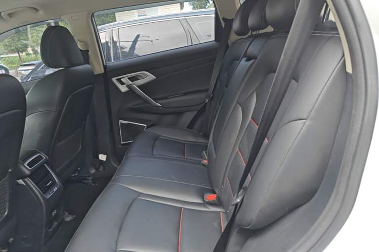 Used Geely Auto Emgrand X7 Sport 2018 1.8TD Automatic Two-Wheel Drive Smart Connect 4G Internet Edition Left Rear Seat