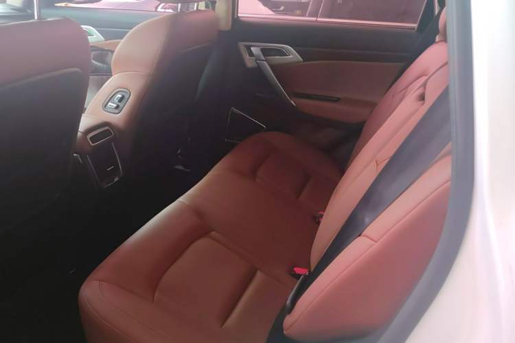 Used Geely Auto Emgrand X7 Sport 2018 1.8TD Automatic Two-Wheel Drive ZhiZun Model with 4G Connectivity Left Rear Seat