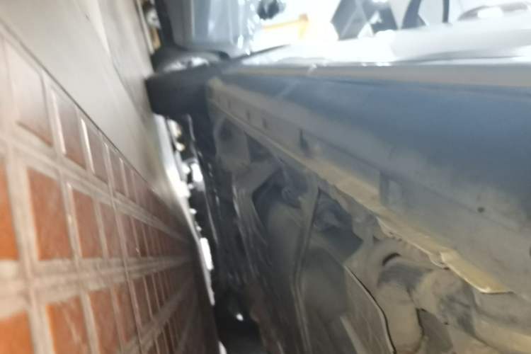 Used Geely Auto Emgrand X7 Sport 2018 1.8TD Automatic Two-Wheel Drive Smart Connect 4G Internet Edition Left Side Sill