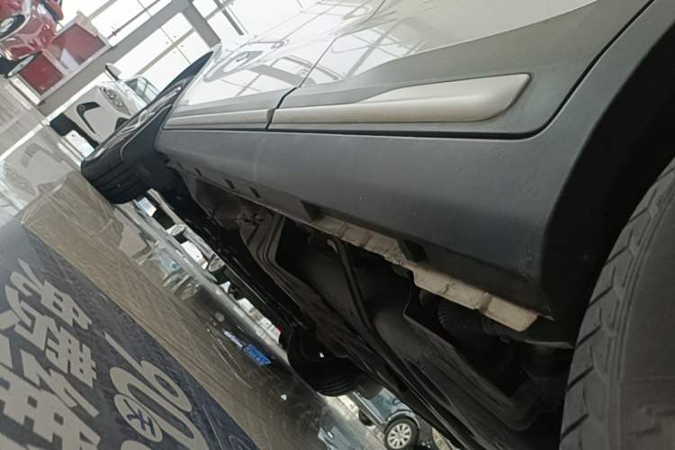 Used Geely Auto Emgrand X7 Sport 2018 1.8TD Automatic Two-Wheel Drive Smart Connect 4G Internet Edition Left Side Sill