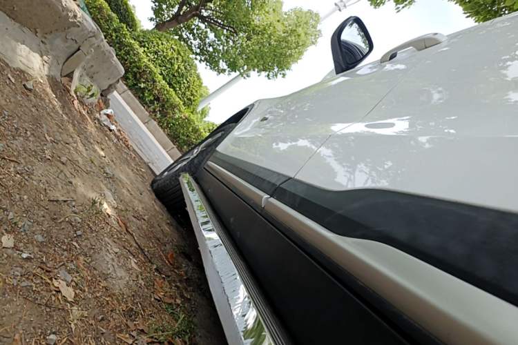 Used Geely Auto Emgrand X7 Sport 2018 1.8TD Automatic Two-Wheel Drive Smart Connect 4G Internet Edition Left Side Sill