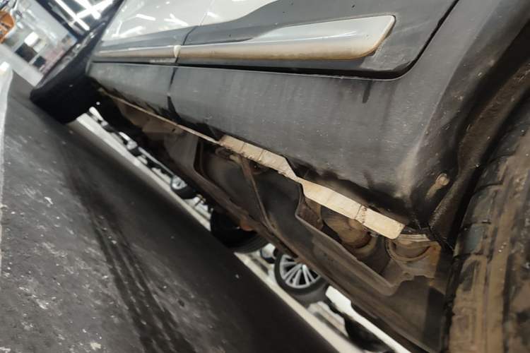 Used Geely Auto Emgrand X7 Sport 2018 1.8TD Automatic Two-Wheel Drive Smart Connect 4G Internet Edition Left Side Sill