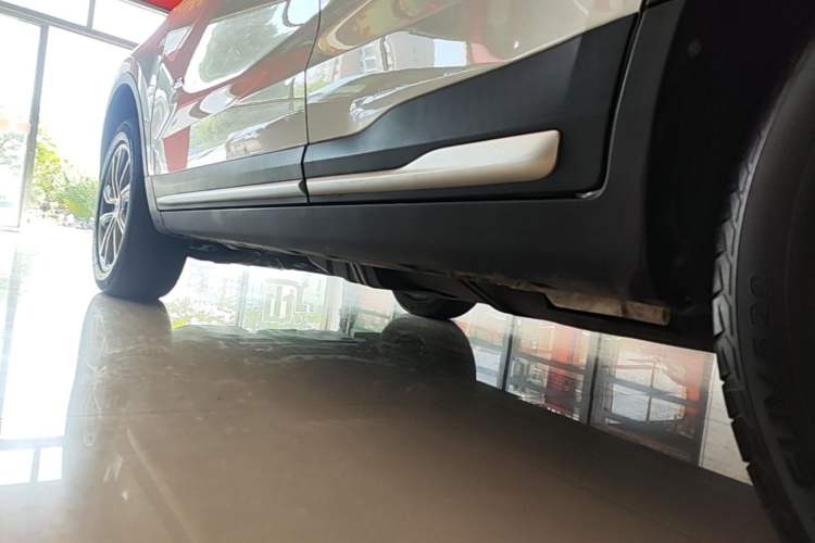 Used Geely Auto Emgrand X7 Sport 2018 1.8TD Automatic Two-Wheel Drive Smart Connect 4G Internet Edition Left Side Sill