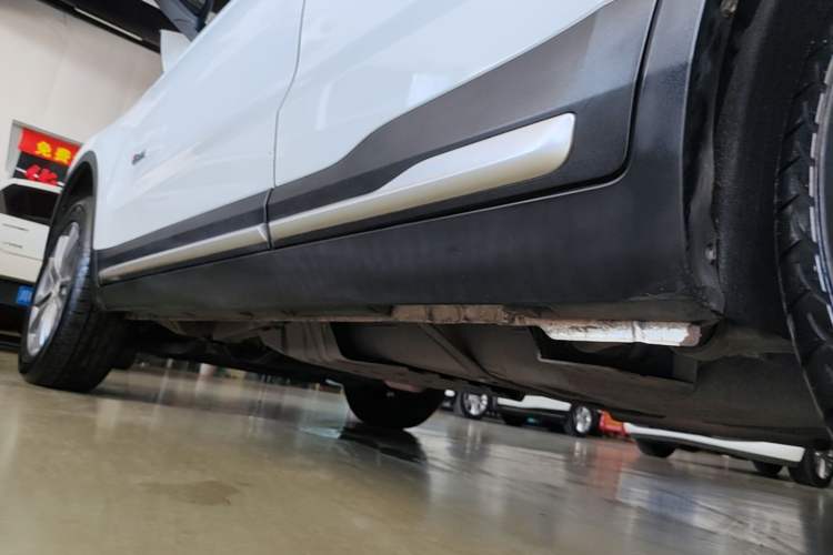 Used Geely Auto Emgrand X7 Sport 2018 1.8TD Automatic Two-Wheel Drive Smart Connect 4G Internet Edition Left Side Sill