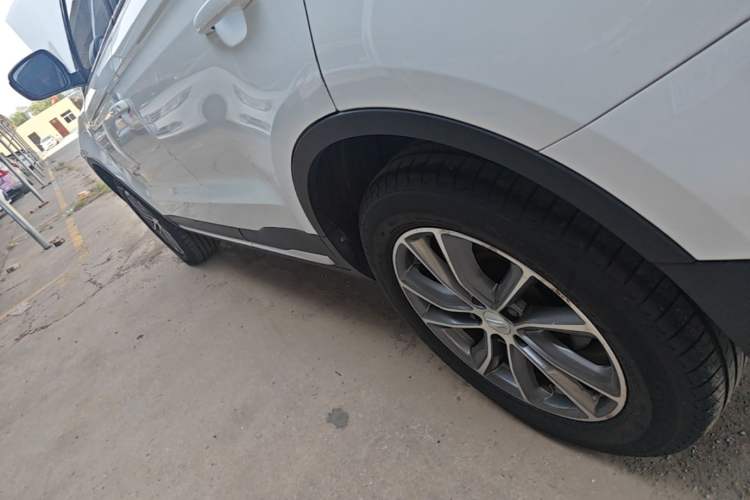 Used Geely Auto Emgrand X7 Sport 2018 1.8TD Automatic Two-Wheel Drive Smart Connect 4G Internet Edition Left Side Sill