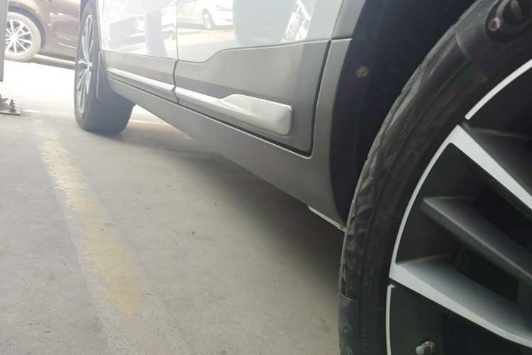 Used Geely Auto Emgrand X7 Sport 2018 1.8TD Automatic Two-Wheel Drive ZhiZun Model with 4G Connectivity Left Side Sill