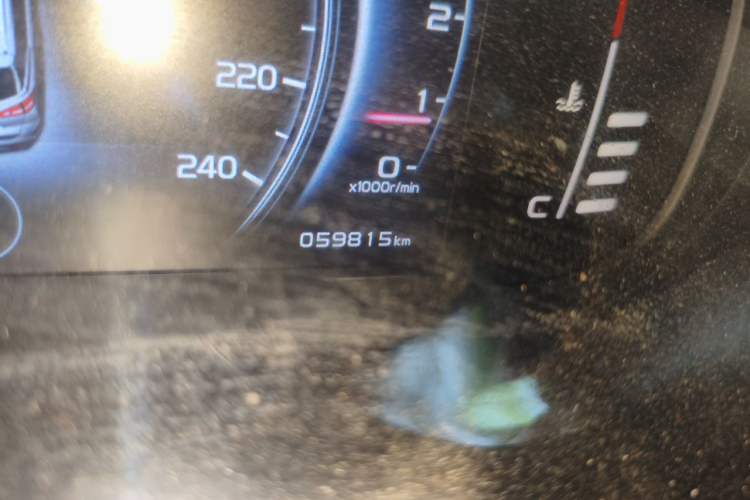 Used Geely Auto Emgrand X7 Sport 2018 1.8TD Automatic Two-Wheel Drive Smart Connect 4G Internet Edition Odometer Close Up