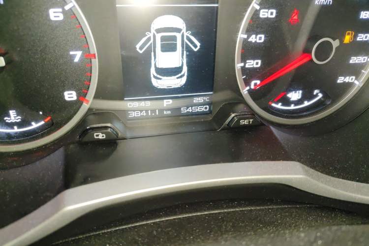 Used Geely Auto Emgrand X7 Sport 2018 1.8TD Automatic Two-Wheel Drive Zhiya Model Odometer Close Up