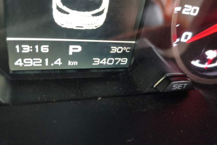 Used Geely Auto Emgrand X7 Sport 2018 1.8TD Automatic Two-Wheel Drive Zhiya Model Odometer Close Up