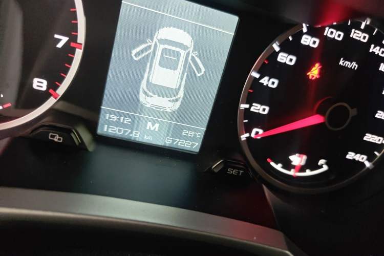 Used Geely Auto Emgrand X7 Sport 2018 2.0L Manual Two-Wheel Drive Zhiya Version Odometer Close Up