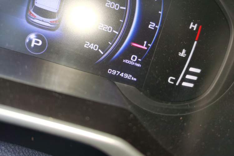 Used Geely Auto Emgrand X7 Sport 2018 1.8TD Automatic Two-Wheel Drive Smart Connect 4G Internet Edition Odometer Close Up