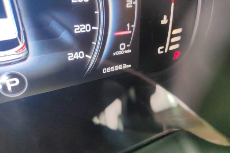 Used Geely Auto Emgrand X7 Sport 2018 1.8TD Automatic Two-Wheel Drive Smart 4G Connected Version Odometer Close Up