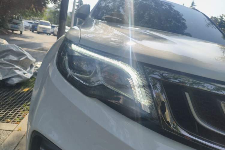 Used Geely Auto Emgrand X7 Sport 2018 1.8TD Automatic Two-Wheel Drive Smart Connect 4G Internet Edition Right Front Headlight