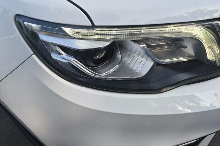 Used Geely Auto Emgrand X7 Sport 2018 1.8TD Automatic Two-Wheel Drive Smart Connect 4G Internet Edition Right Front Headlight