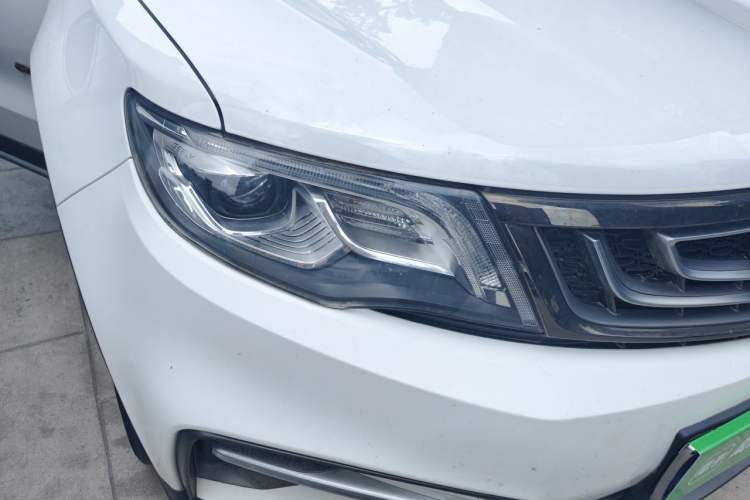 Used Geely Auto Emgrand X7 Sport 2018 1.8TD Automatic Two-Wheel Drive ZhiZun Model with 4G Connectivity Right Front Headlight
