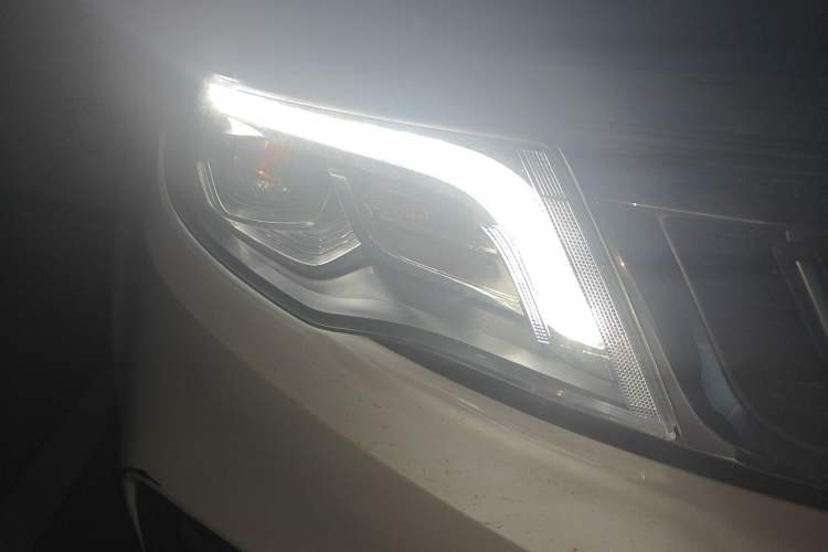 Used Geely Auto Emgrand X7 Sport 2018 1.8TD Automatic Two-Wheel Drive ZhiZun Model with 4G Connectivity Right Front Headlight