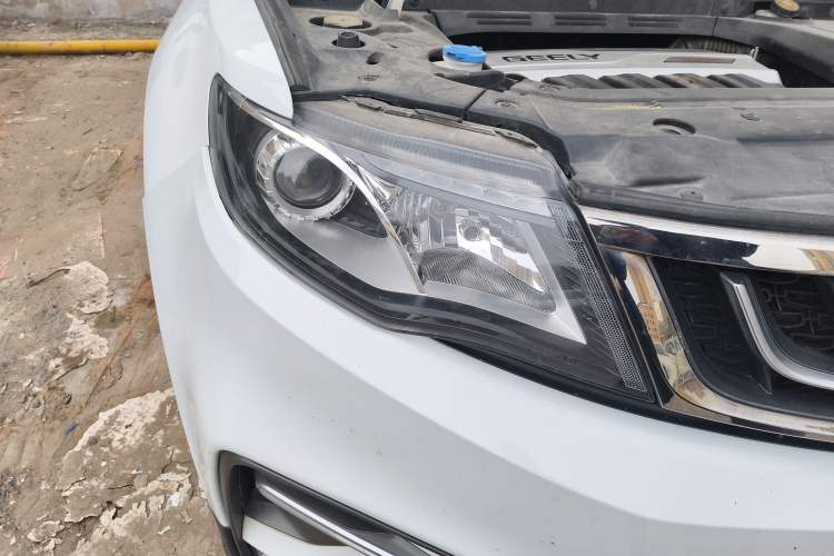 Used Geely Auto Emgrand X7 Sport 2018 1.8TD Automatic Two-Wheel Drive Zhiya Model Right Front Headlight