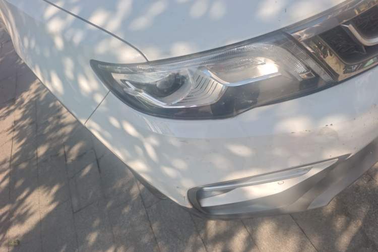 Used Geely Auto Emgrand X7 Sport 2018 1.8TD Automatic Two-Wheel Drive Smart Connect 4G Internet Edition Right Front Headlight