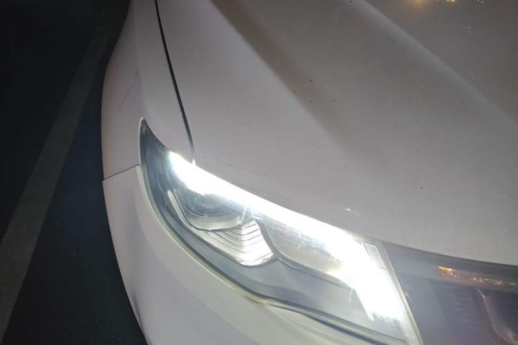 Used Geely Auto Emgrand X7 Sport 2018 1.8TD Automatic Two-Wheel Drive Smart Connect 4G Internet Edition Right Front Headlight