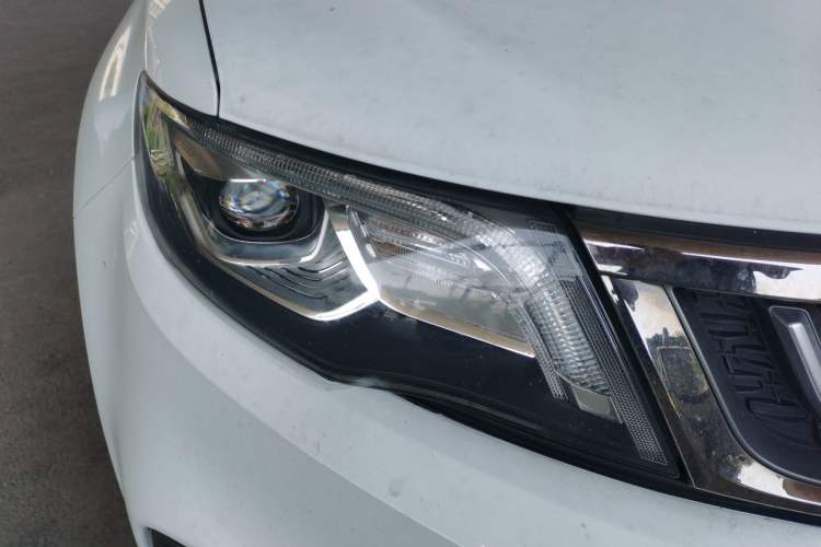 Used Geely Auto Emgrand X7 Sport 2018 Revised Version 1.8TD Automatic Two-Wheel Drive Smart Connectivity 4G-Enabled Edition Right Front Headlight