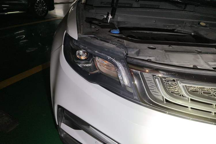 Used Geely Auto Emgrand X7 Sport 2018 1.8TD Automatic Two-Wheel Drive Smart Connect 4G Internet Edition Right Front Headlight