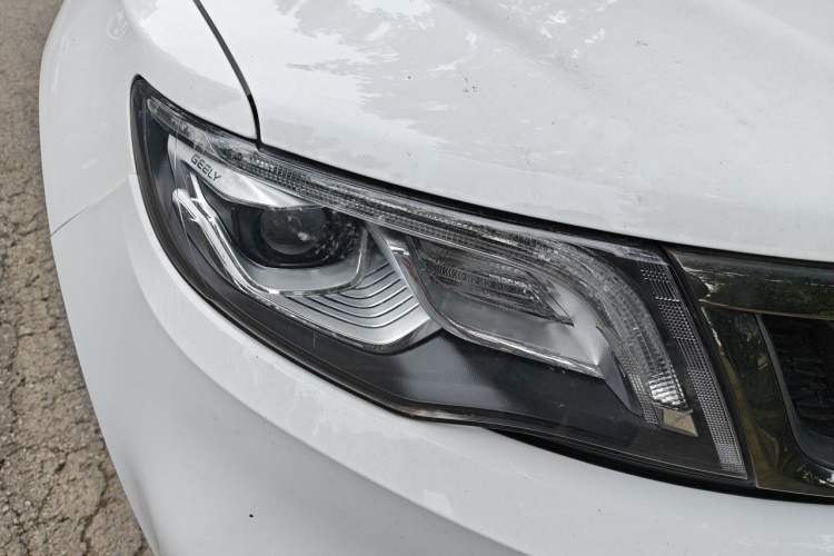 Used Geely Auto Emgrand X7 Sport 2018 1.8TD Automatic Two-Wheel Drive Smart Connect 4G Internet Edition Right Front Headlight