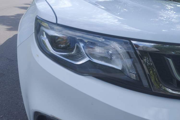 Used Geely Auto Emgrand X7 Sport 2018 1.8TD Automatic Two-Wheel Drive ZhiZun Model with 4G Connectivity Right Front Headlight